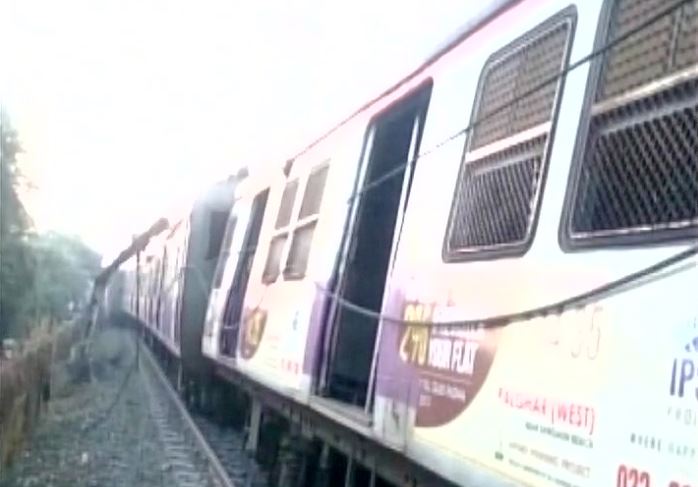 kurlaambernathlocaltrainderailsnearkalyaninmaharashtra
